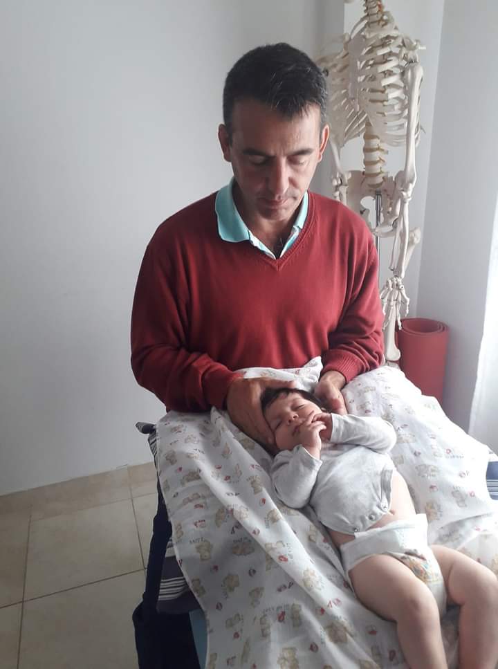Sesión de osteopatía pediátrica y bebés